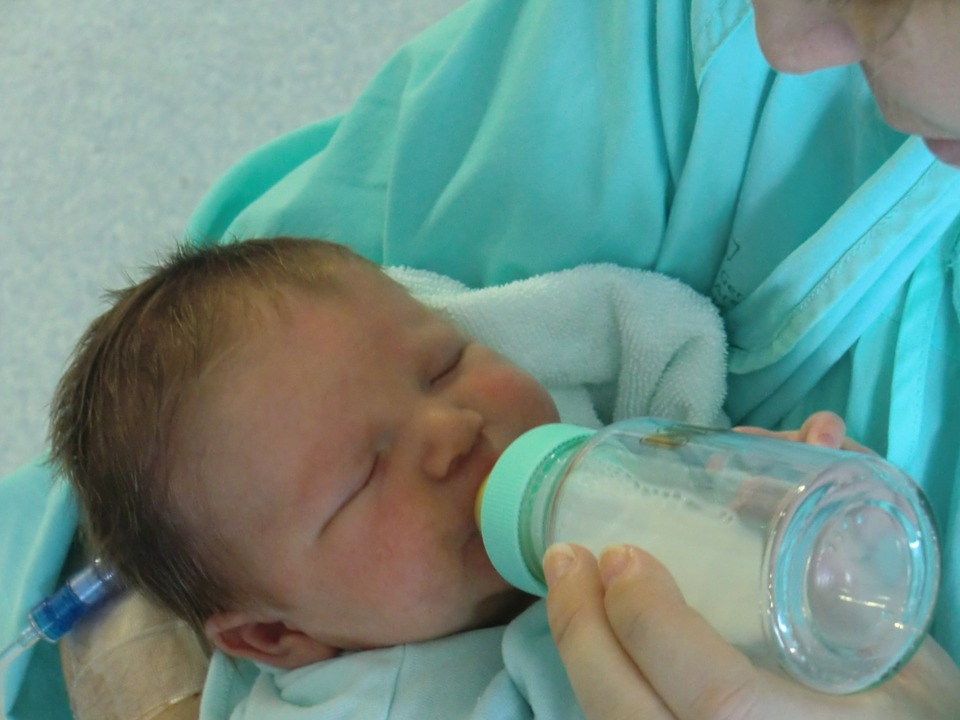 純母乳哺育的新生兒餵養不足風險較高